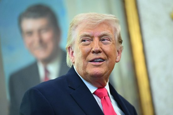 特朗普声称正与伊朗谈判之际 美国拟向中东增派