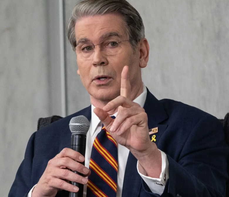 美财长：美国海军将护送油轮通过霍尔木兹海峡